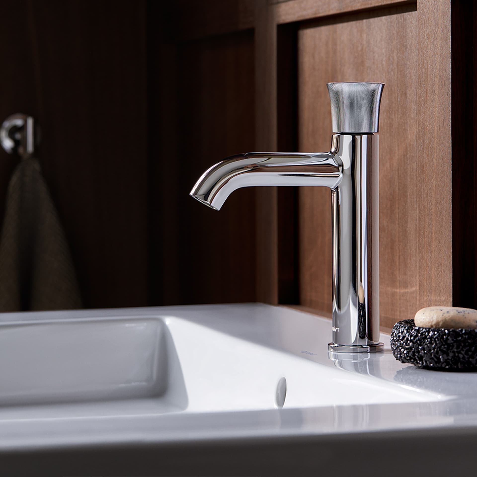 В сочетании с выразительными деталями